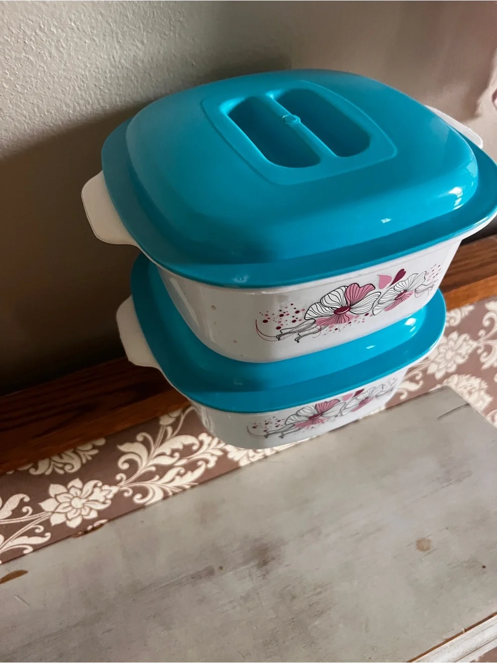 New Set of 2 Floral Food Storage Containers 1.5 Qt Retro Turquoise Lids